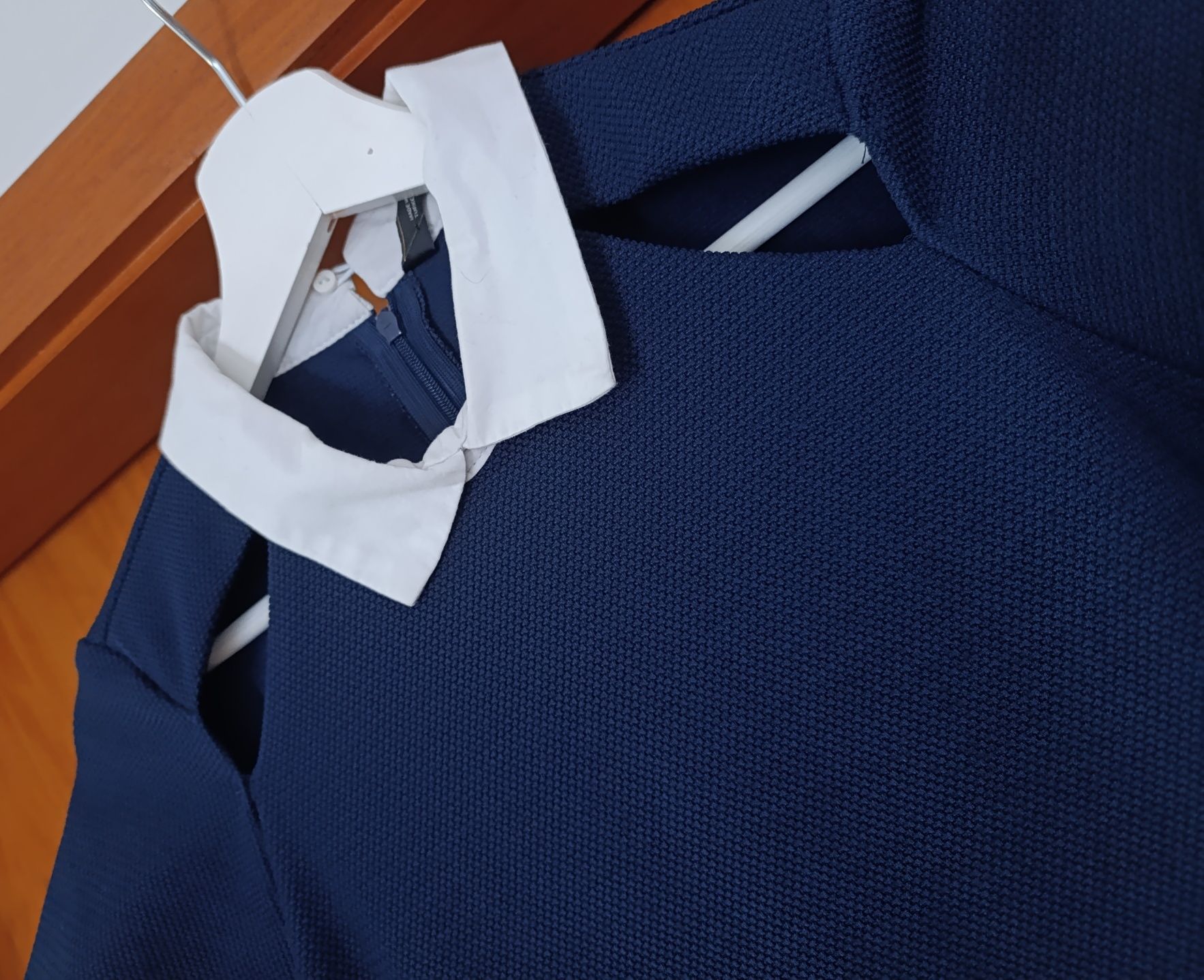 Vestido azul escuro com gola branca