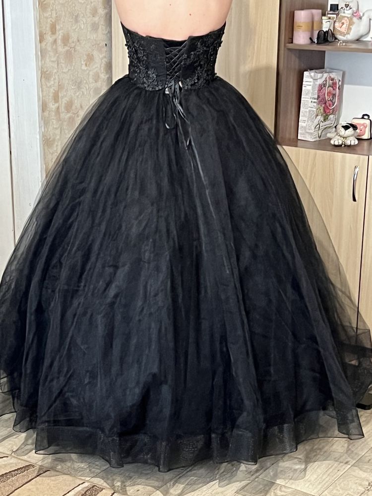 Красивое чёрное выпускное платье