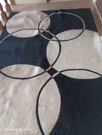 Carpete com desenhos circulares brancos e pretos