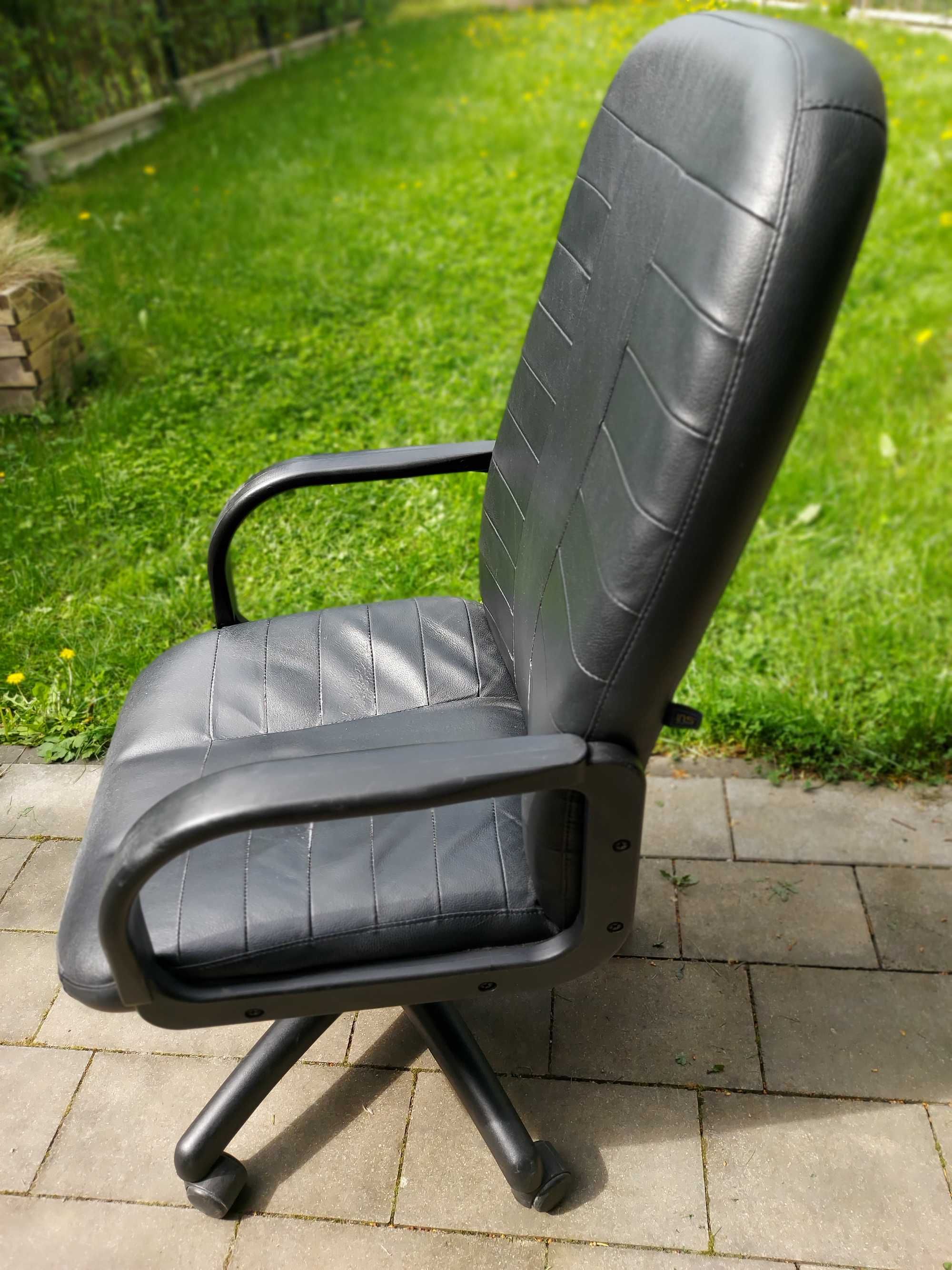 Krzesło fotel obrotowy skórzany gabinetowy czarny NowyStyl