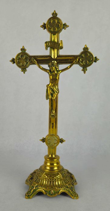 Piękny stary stylowy krzyż mosiężny stojący z Francji