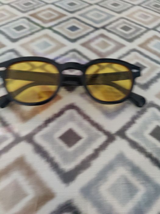 Óculos com armação preta lentes amarelas
