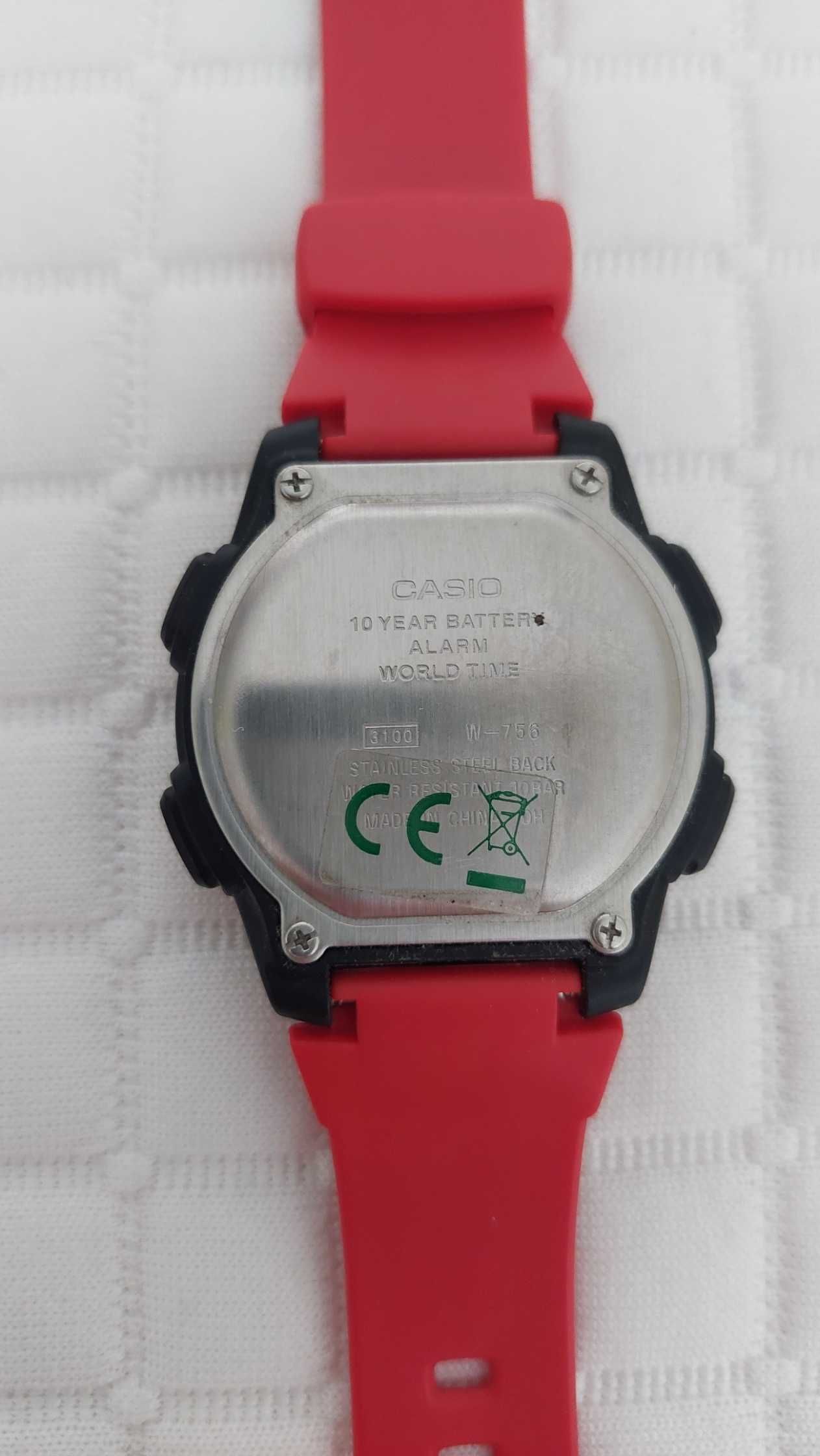 Czerwony zegarek Casio LCD W-756; WR 100 m
Sportowy