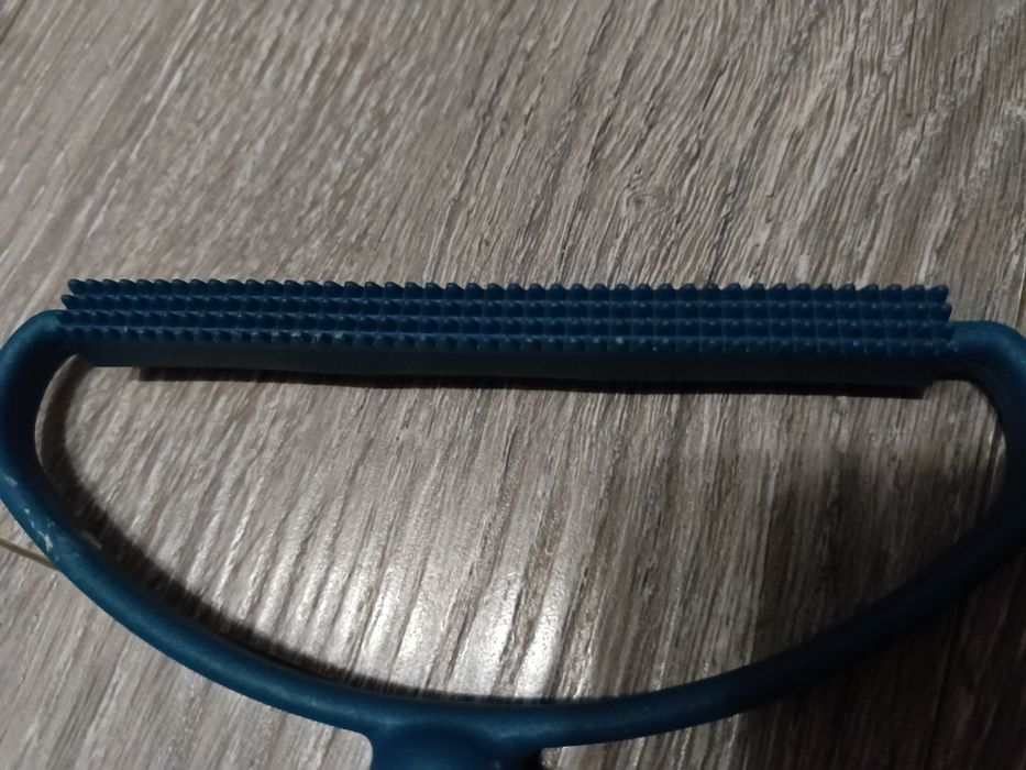 Щітка прилад для видалення вовни тварин, волосся, ворсу з килимів, меб