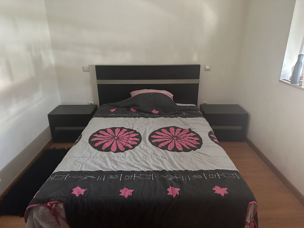 Vende se quarto com 2 mesas de cabeceira