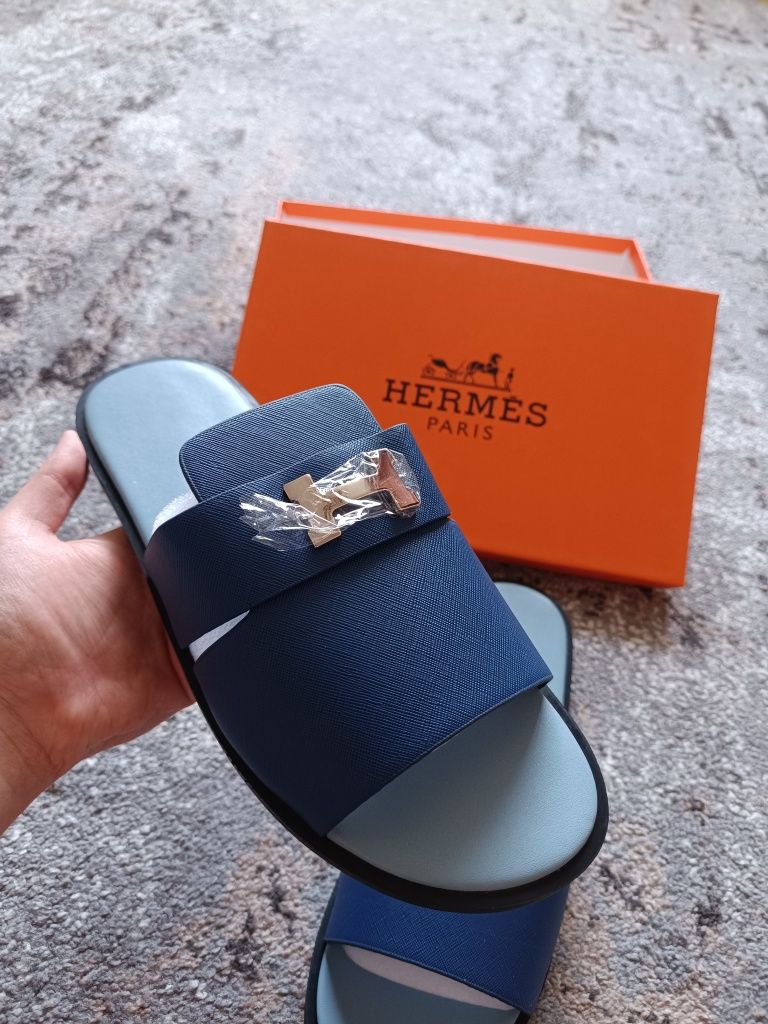 Шльопанці Hermes.