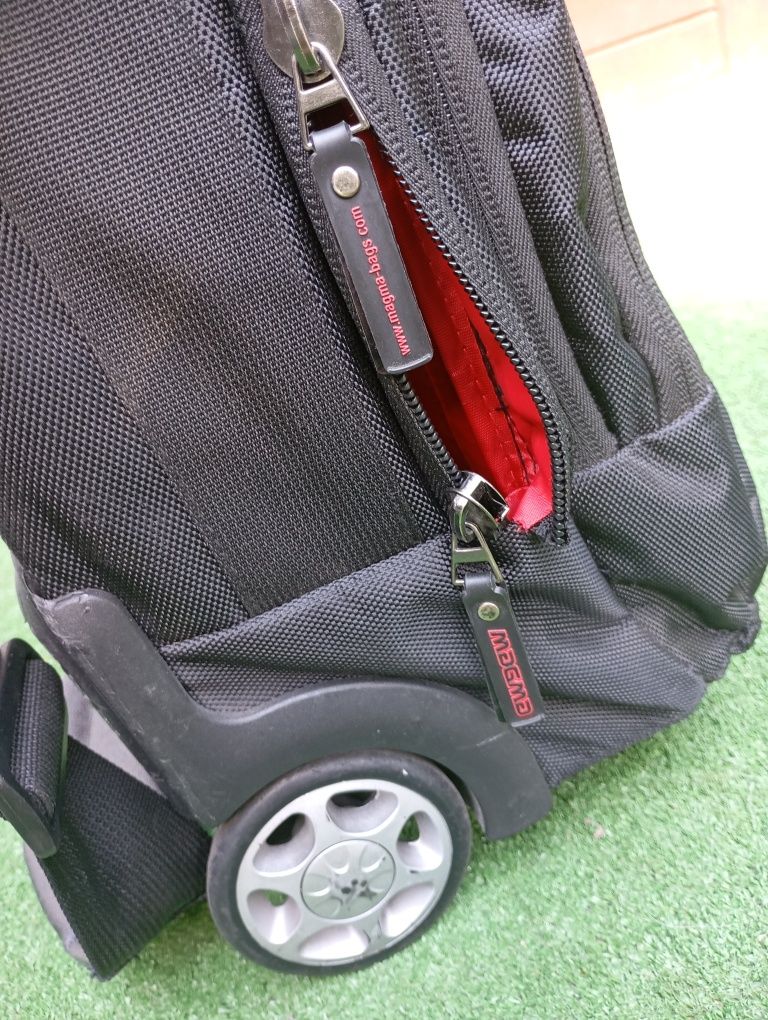 Duża czarna walizka na 2 kółkach, na ramię Magma Bags