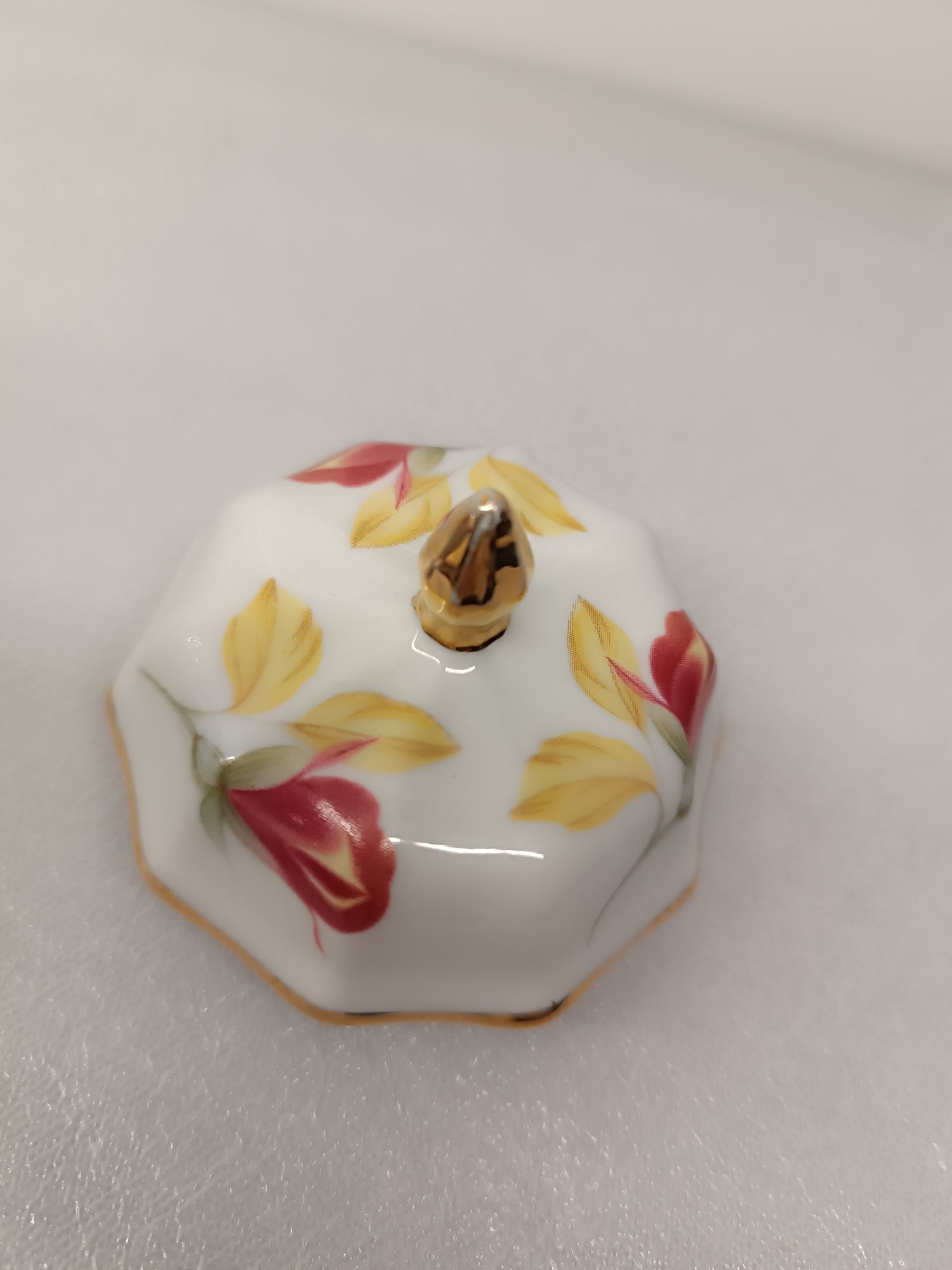 Porcelana Antiga. Soci Poral. Decoração ou guarda a jóias