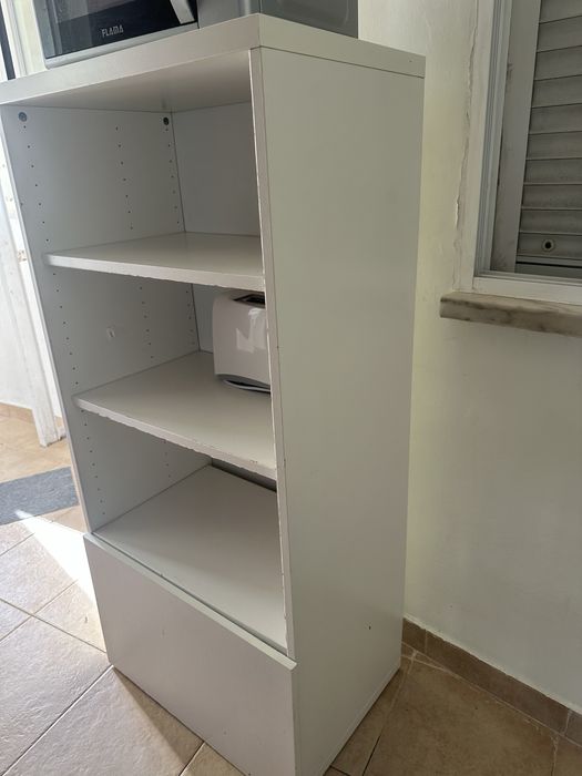 Estante IKEA com porta