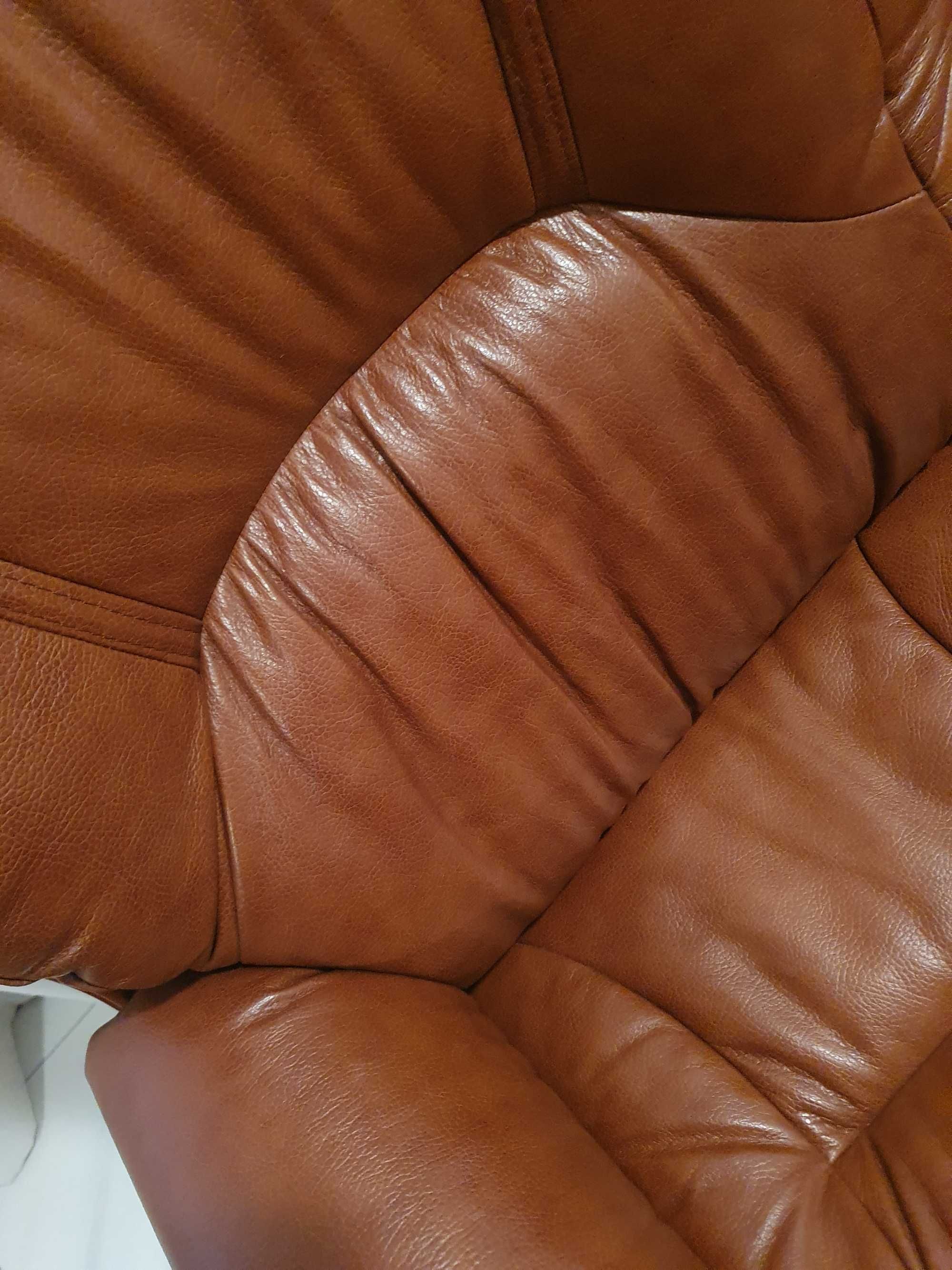 Sofa e duas cadeiras em pele