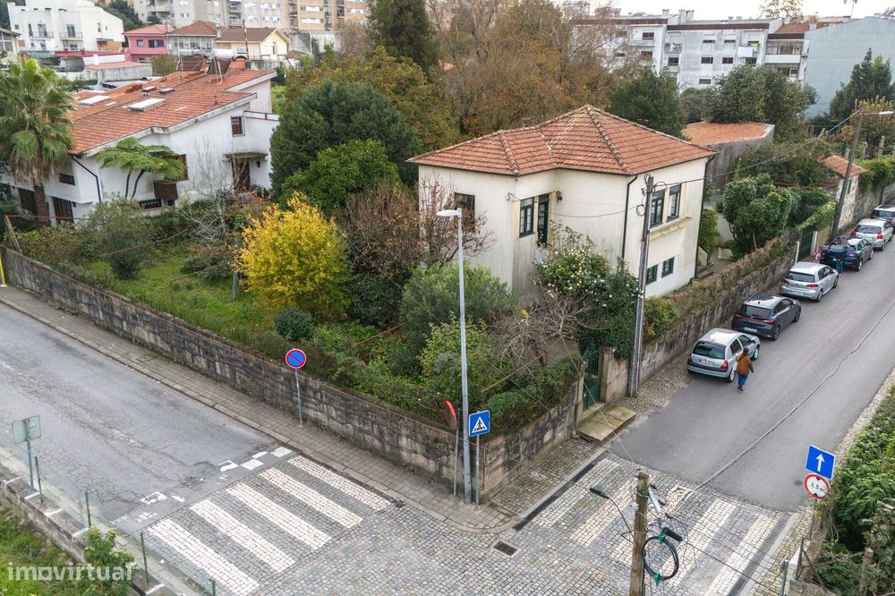 Moradia individual no centro de Ermesinde com terreno e garagem.