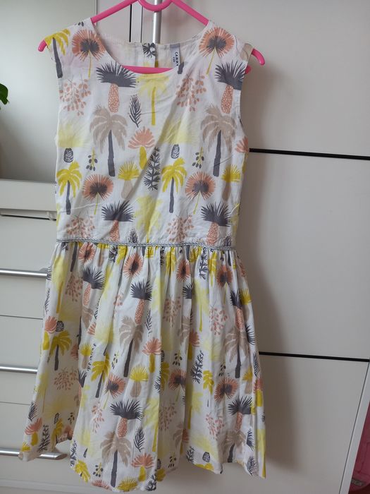 Piękna sukienka r.146