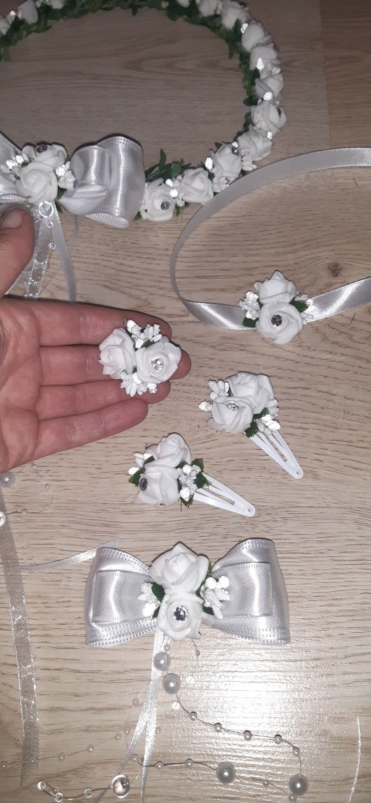 Wianek komunijny biały z brylancikami