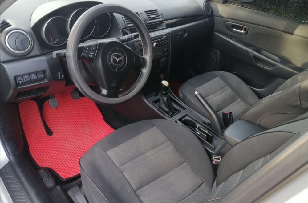 Mazda 3 легковий автомобіль