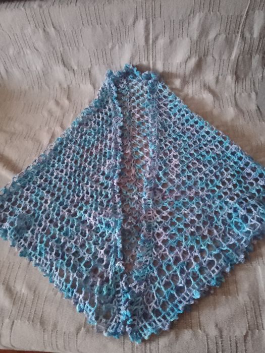 Шаль в'язана гачком блакитно фіолетового кольору . Ручної роботи .