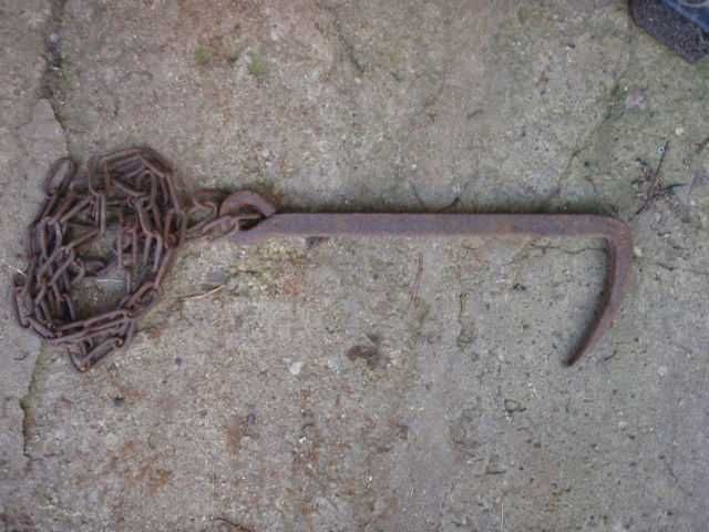 Stary zabytkowy duży hak kotwica