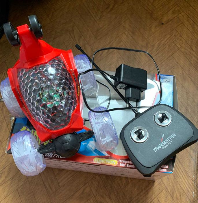 Іграшкова машинка на радіо управлінні