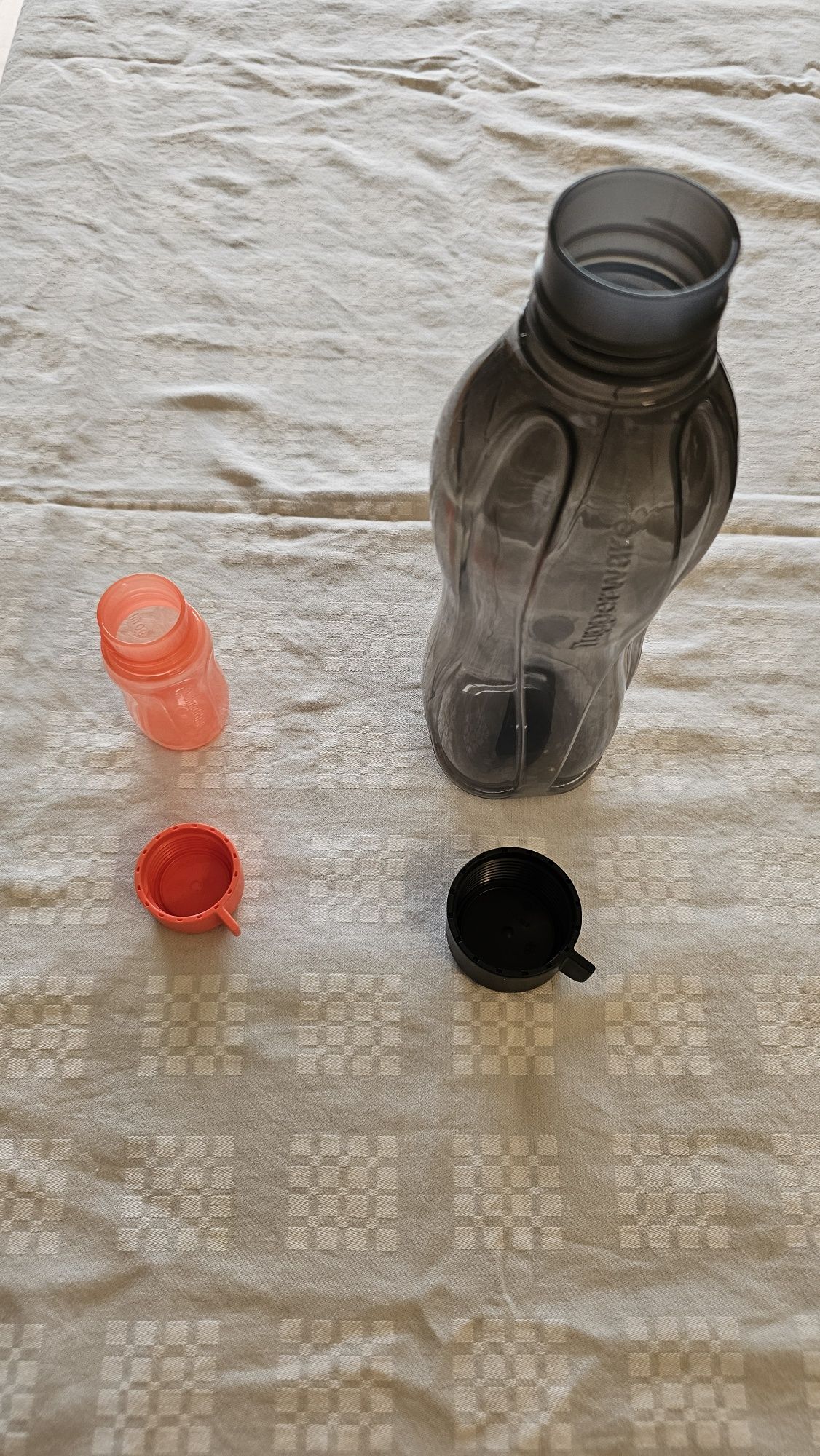 Garrafas da marca Tupperware