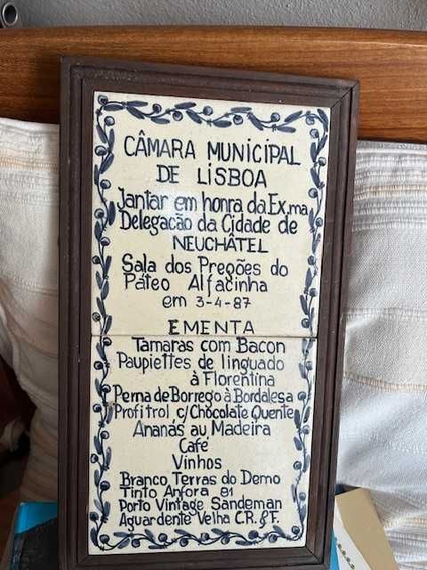 Azulejo com moldura - ementa CML