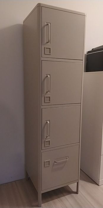 Beżowa szafka metalowa wysoka z szufladą i drzwiami Ikea IDÅSEN