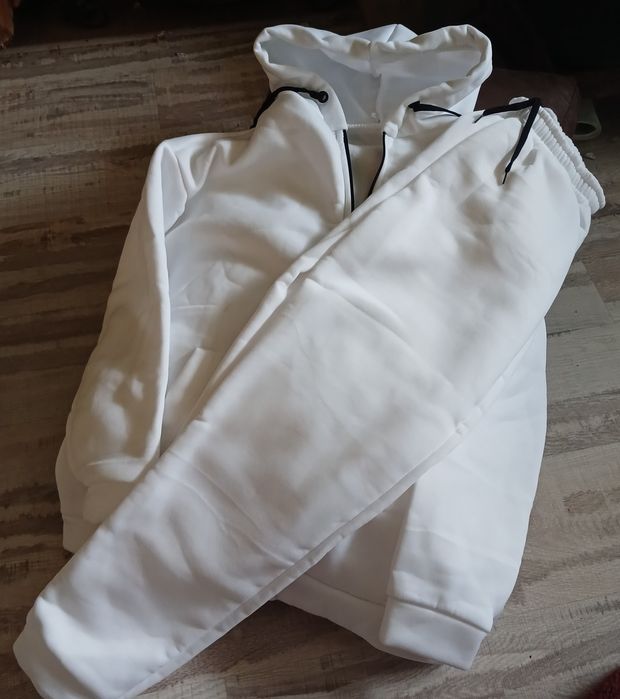 Костюм спортивний білий на флісі новий.на груди 105/110 бедра 100и