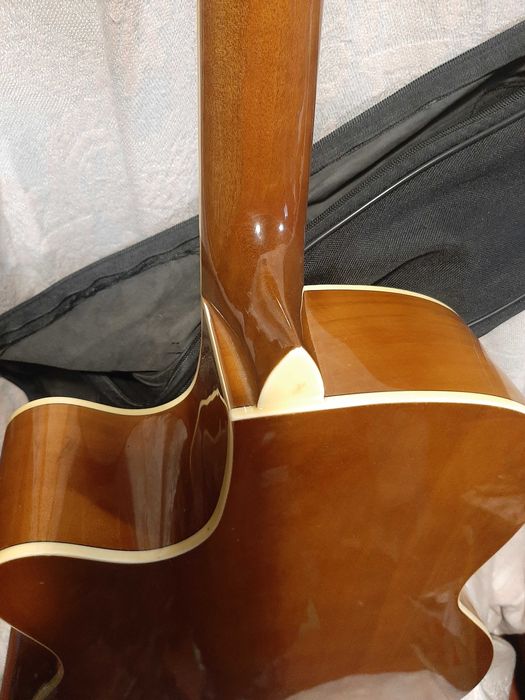 Акустическая гитара шесть струн