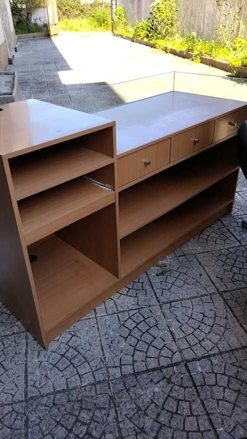 Balcão de atendimento em faia, com a frente revestida a aço escovado