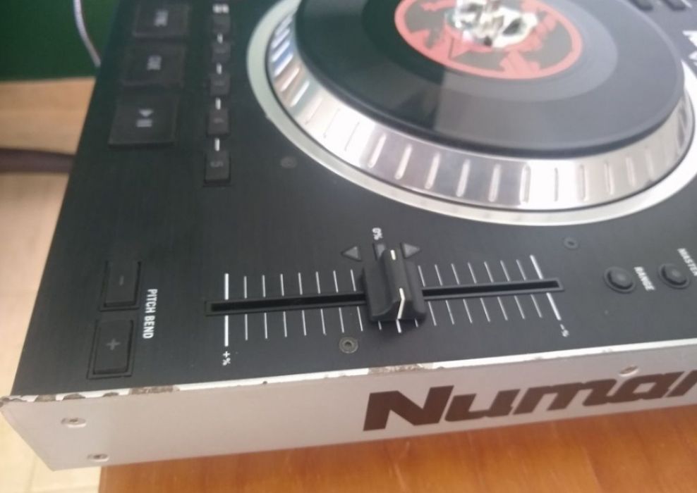 Duas  Controladoras Numark V7  Direct Drive.  O Mixer Gemini é Grátis