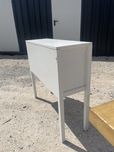 Drewniana komoda z metalowymi detalami