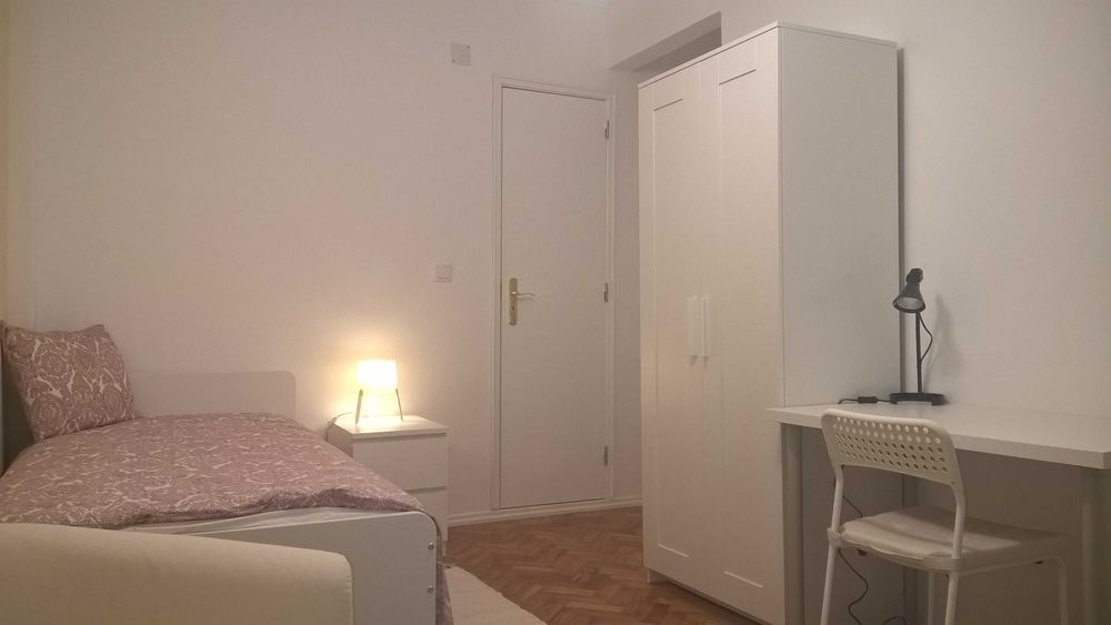 Quarto com WC Privativo (Falagueira - Metro Linha Azul)