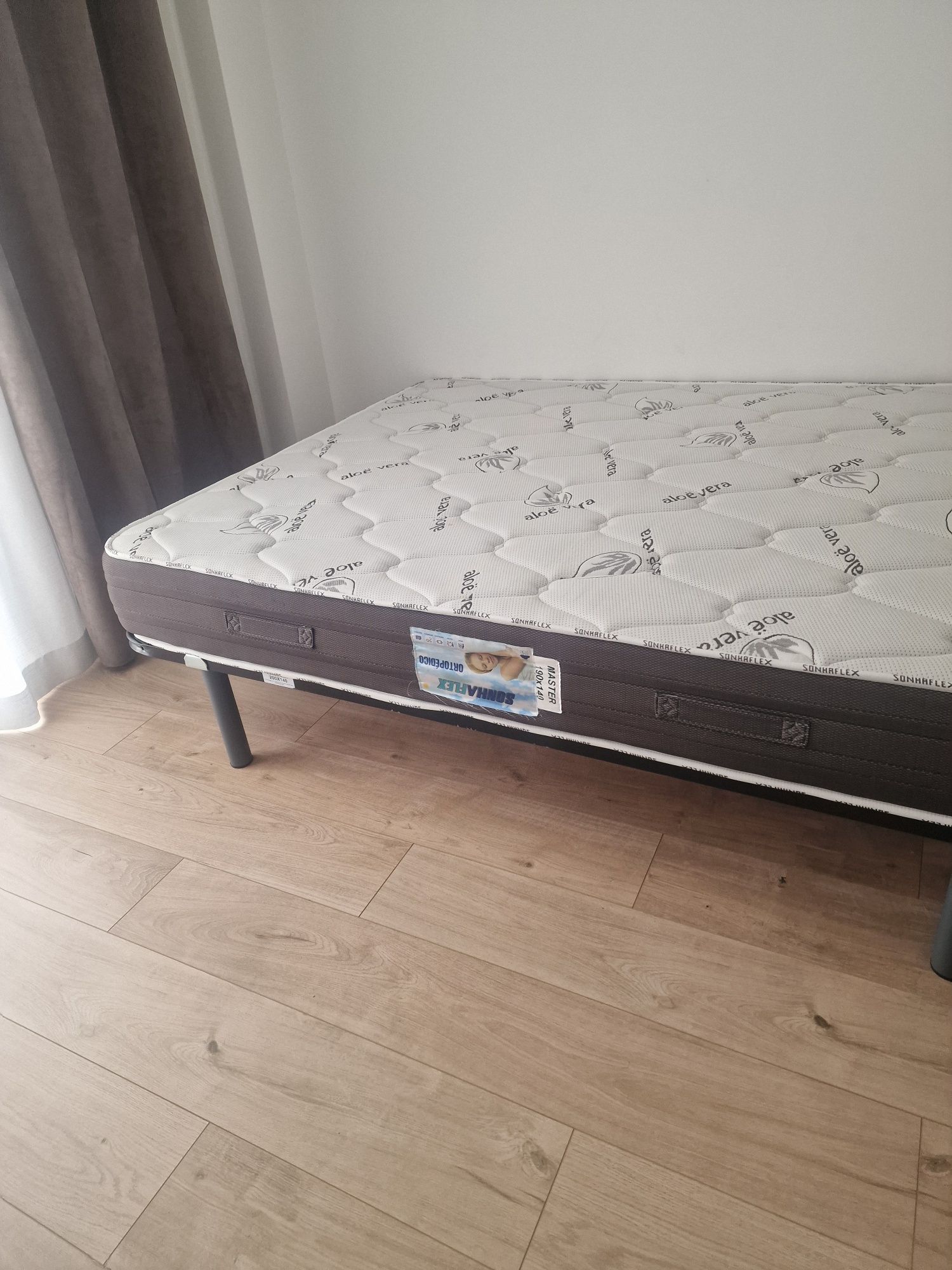 Cama estrado com pés
