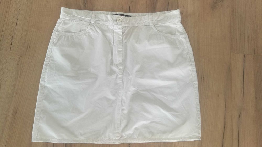 Biała spódnica z kieszeniami M