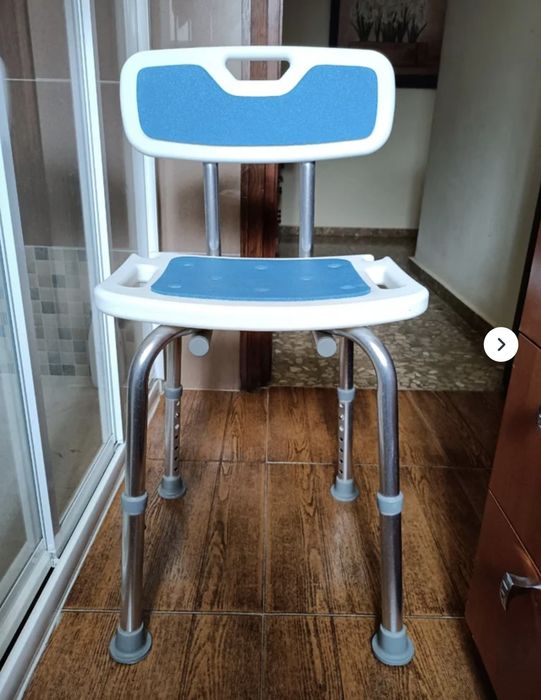 Banco de banho acolchoado com encosto