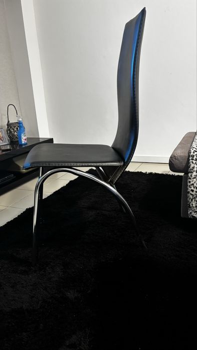 Quatro cadeiras pretas