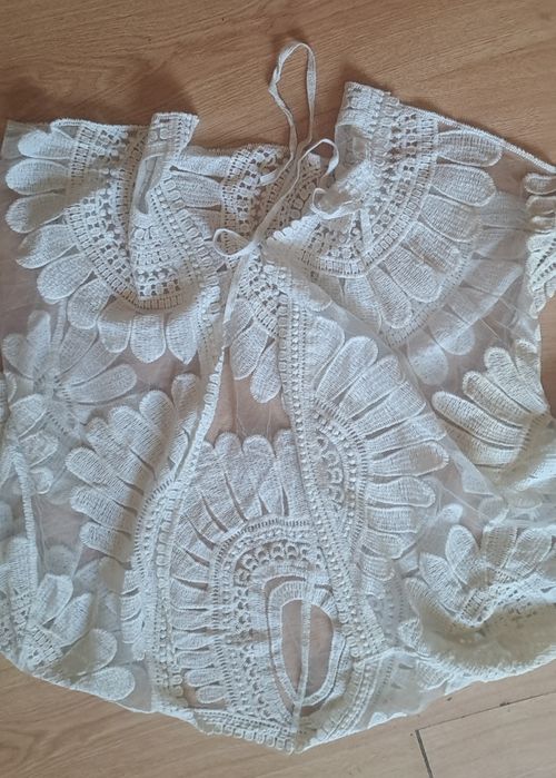 Koronkowa wiązana narzutka