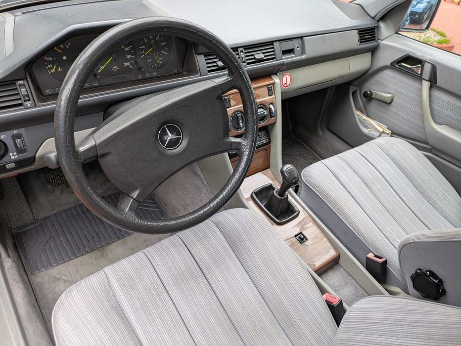 Mercedes Benz Classe E 250d 1989 cinzento