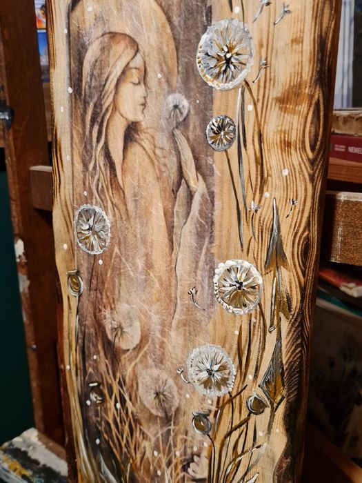 Duży anioł na drewnie, prezent, dmuchawce