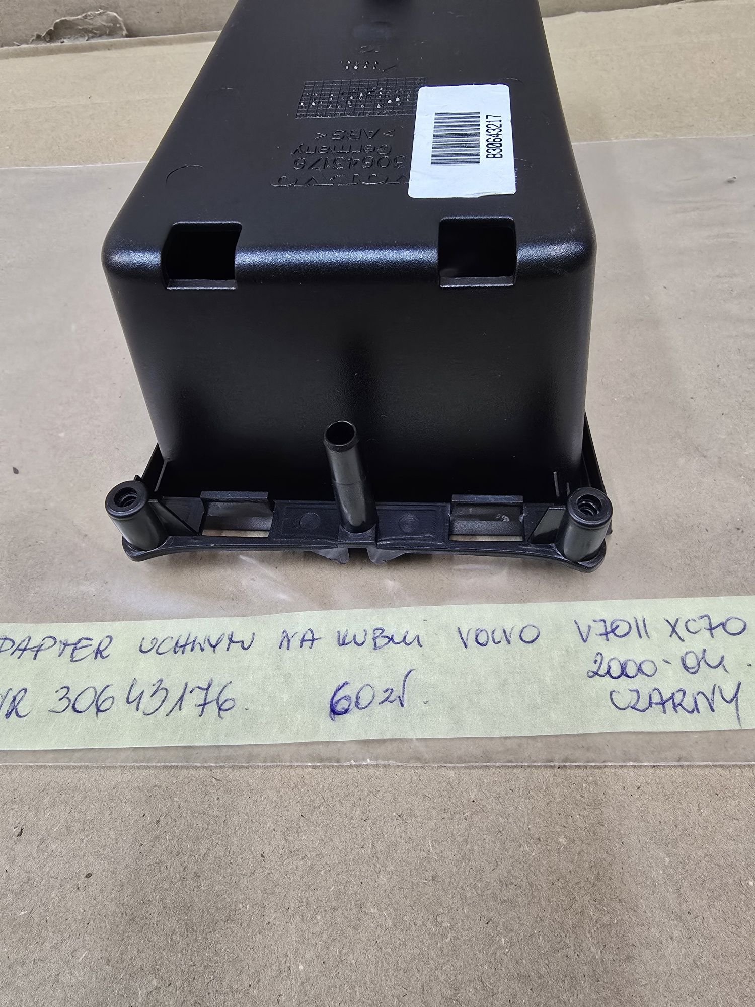 Adapter uchwytu na kubki volvo V70II XC70II CZARNY