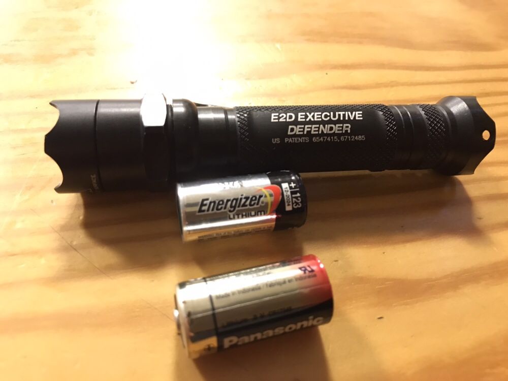 Surefire E2D Defender Lanterna LED 200 LUMEN.