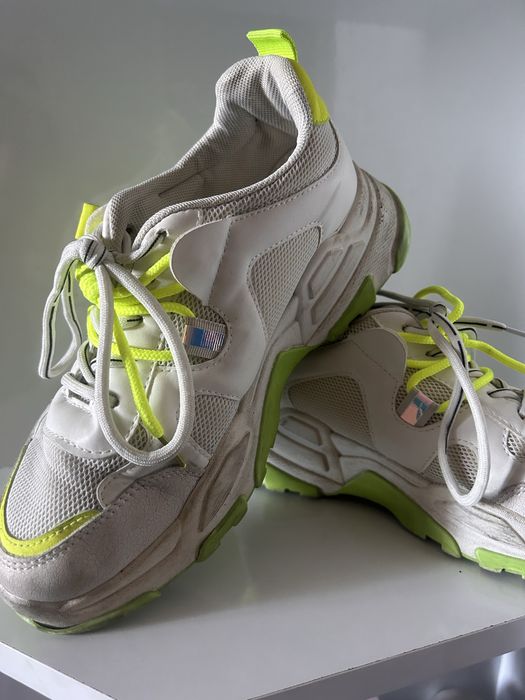 Sapatilhas brancas e verdes