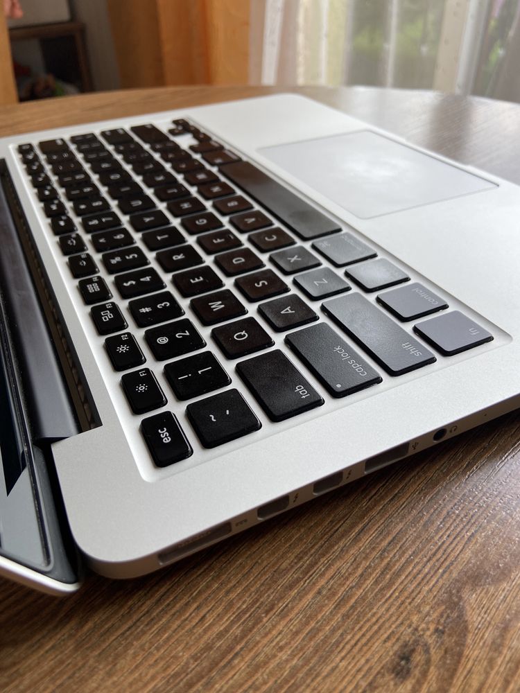 Продам Macbook Pro 13’ 2015 16gb 1tb