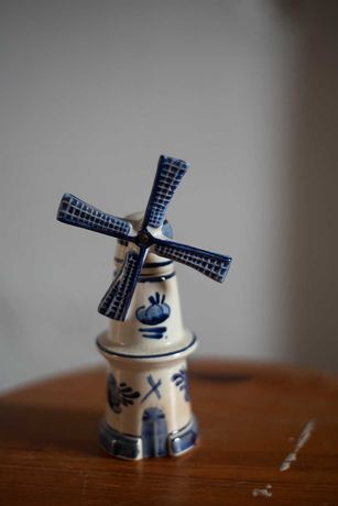 Figurka wiatrak porcelanowy Delft, holenderska porcelana