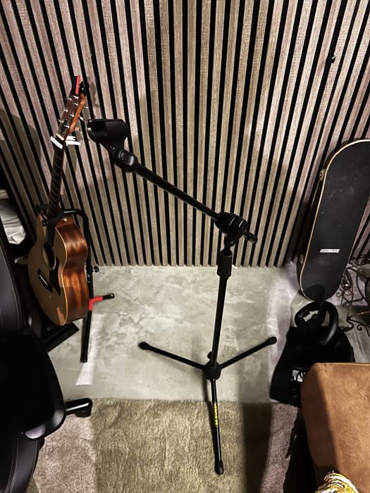 Suporte microfone Hercules com adaptador Shure