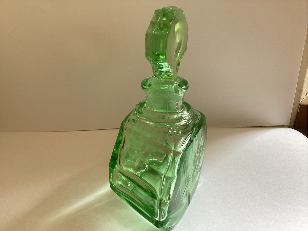 Karafka na perfumy koloru zieleni uranowej