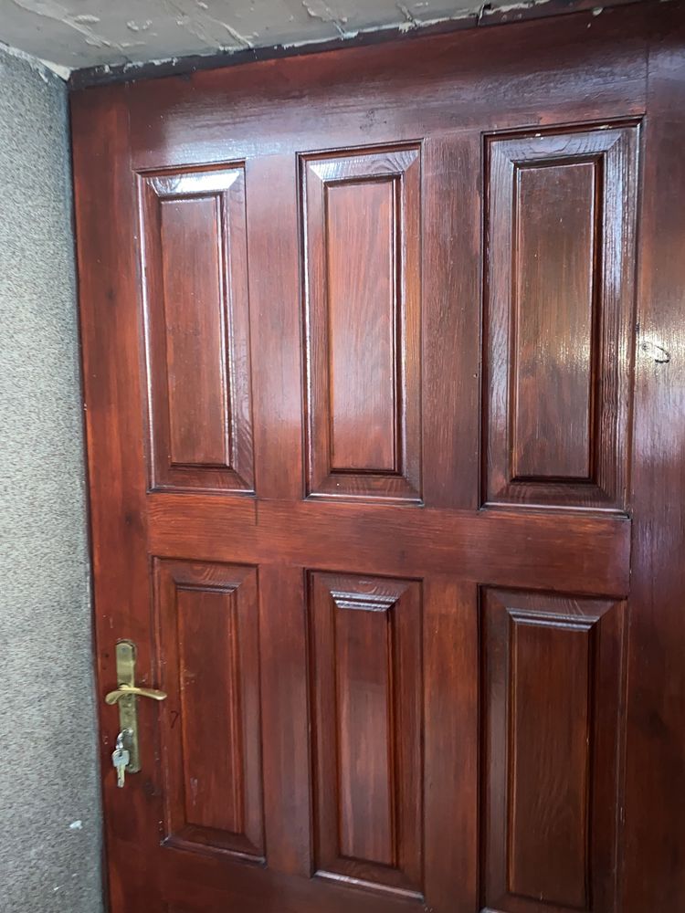 Drzwi drewniane bordowe