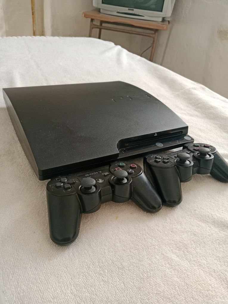 PS3 Slim com 2 comandos + 8 jogos em perfeito estado