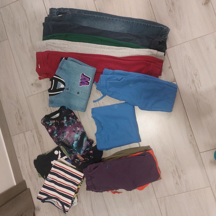 Paka ubrań dla chłopca 128 cm. Zestaw: spodnie, bluzy, koszulki, dres