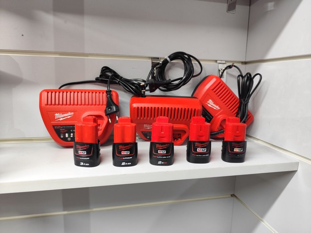 Milwaukee M12 зарядний пристрій Мілвоке