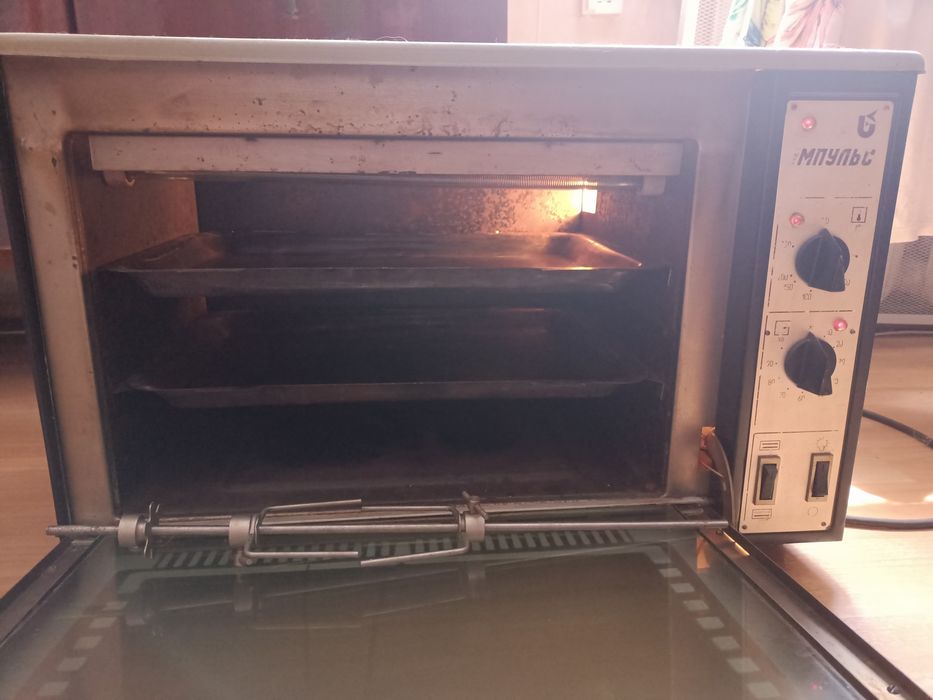 Електрична духова шафа в робочому стані