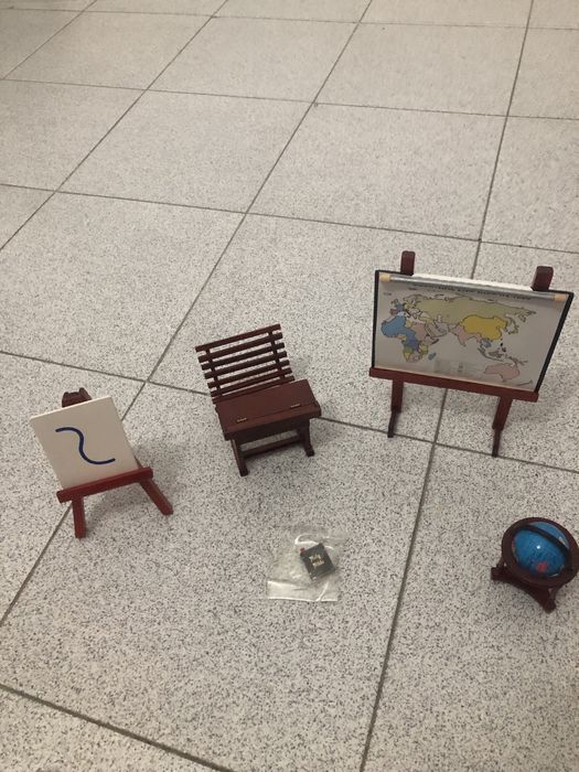 Casa de bonecas escola em madeira